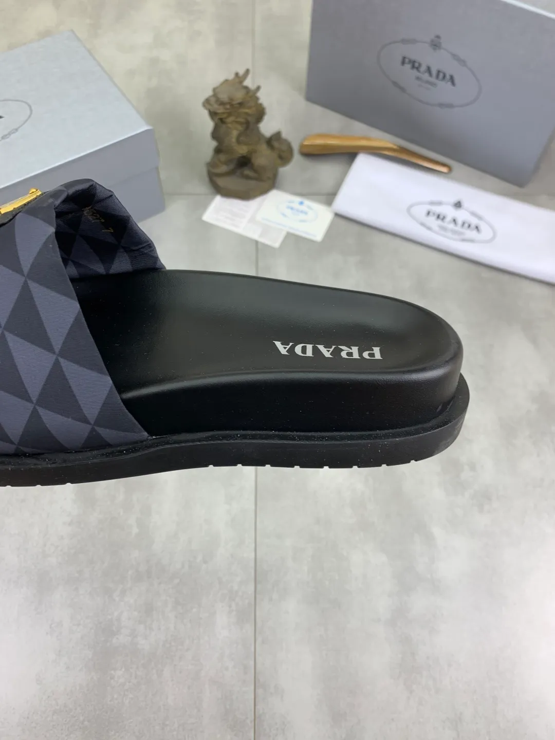 Men's shoes 💰P320💰【New style】🎁🎁🎁 PRADA Prada's new casual slippers, original official website, perfect workmanship, conveying a kind of noble luxury, sublimating its definition of luxury in Prada's high-end extraordinary craftsmanship. Original combination outsole, code number: 38-44 (45 customized) Multiple colors 🉑️ to choose from